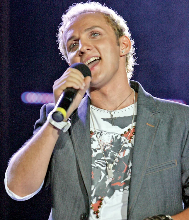 
    Mihai se luptă  de 5 ani  cu o bacterie  