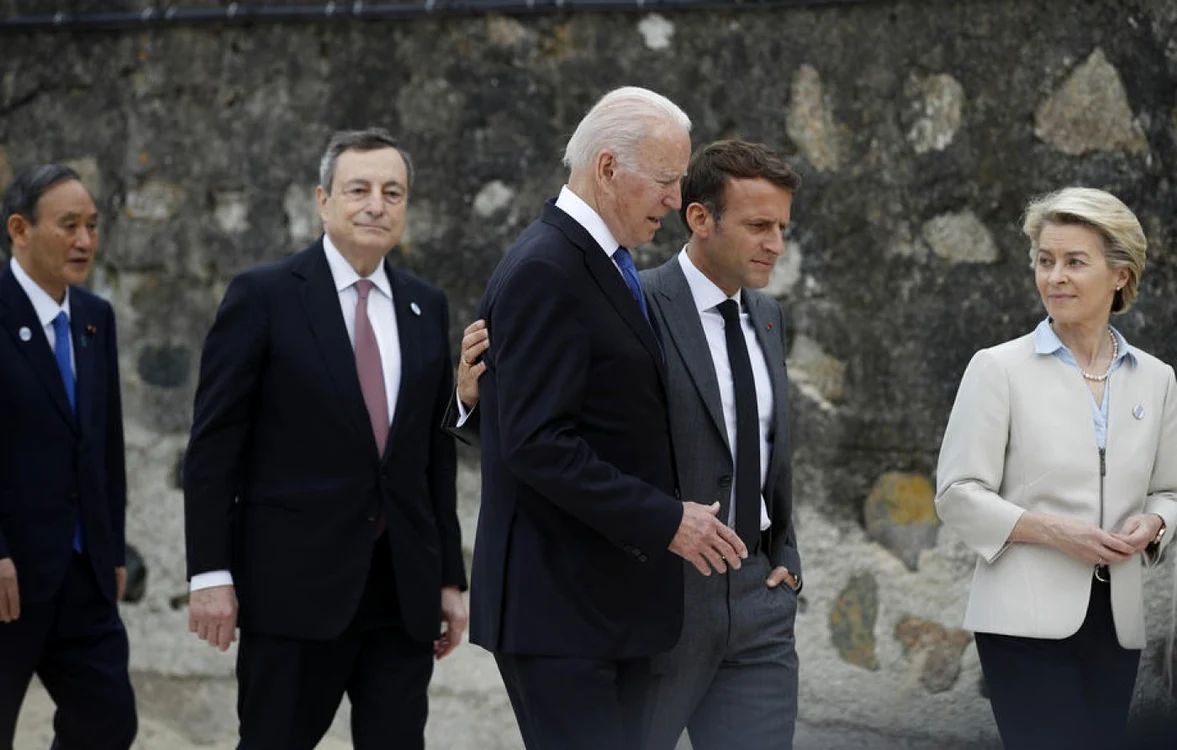 Macron și Ursula von der Leyen, alături de Mario Draghi și Joe Biden. FOTO: EPA EFE
