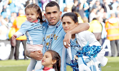 «Rebelul» Tevez,  înconjurat de fete jpeg