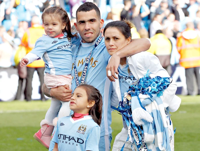 «Rebelul» Tevez,  înconjurat de fete