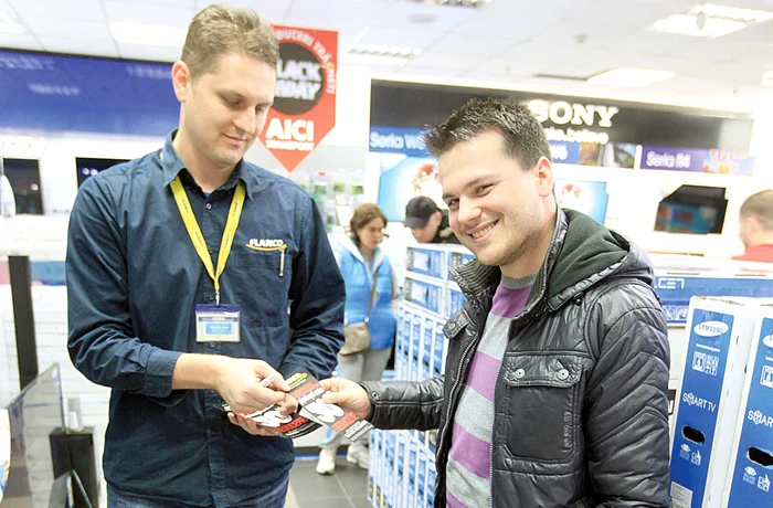 La Flanco Obor se aranjau ieri rafturile pentru ziua de vineriFoto: Roberto Sălceanu