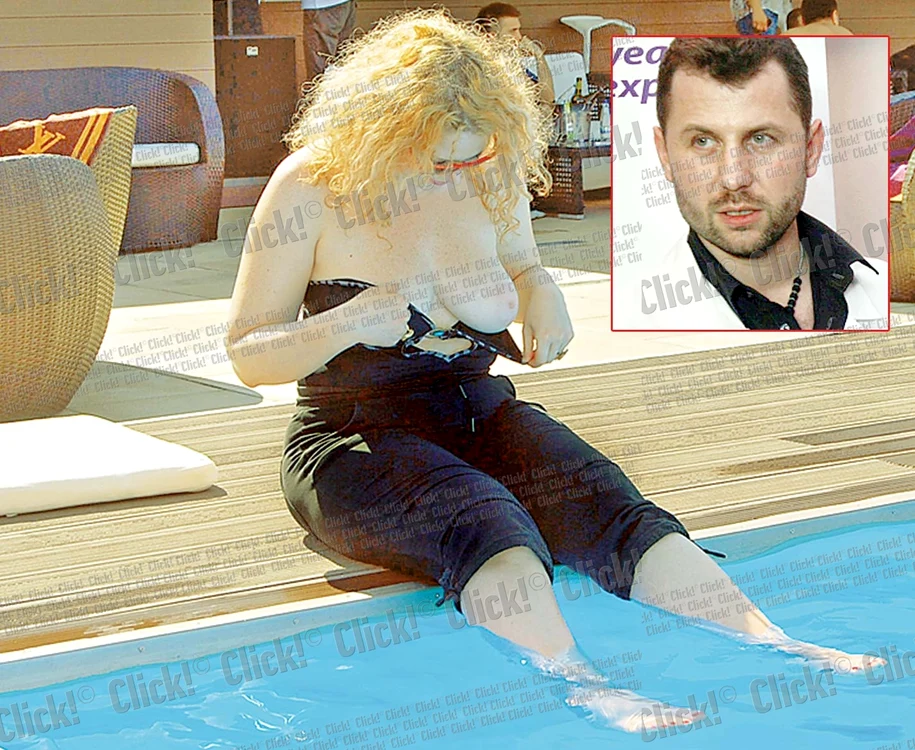 
    Oana a fost surprinsă de 1 Mai,  la piscina Complexului de lux  Ambasad’Or din Otopeni,  cu un sân pe afară  