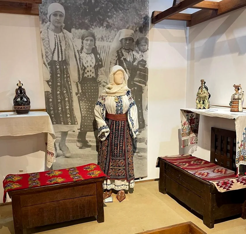 Piese expuse la Secția de Etnografie a Muzeului Olteniei Craiova, Expoziția permanentă, Ritmurile Vieții – Sala Nunții (© Muzeul Olteniei)