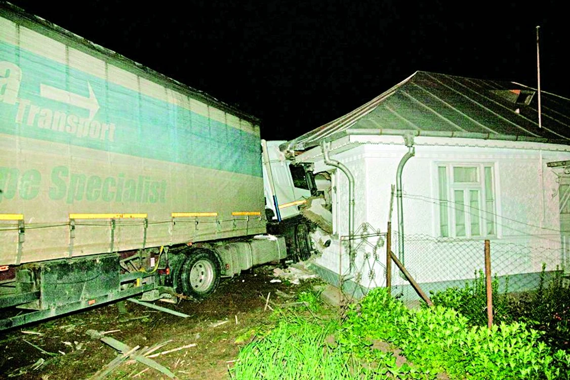 
    Un tir a intrat într-o casă  