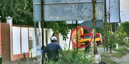 Constantin Ristea (medalion cu una dintre maşinile sale) a fost filat de către reporterii „Adevărul“ 