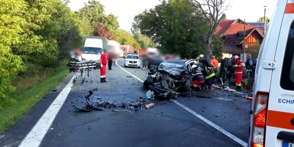 Accident pe Valea Oltului DN 7 - E 81 la Seaca în Călimăneşti - Vâlcea cu şapte victime din care două decedate Foto Adevărul