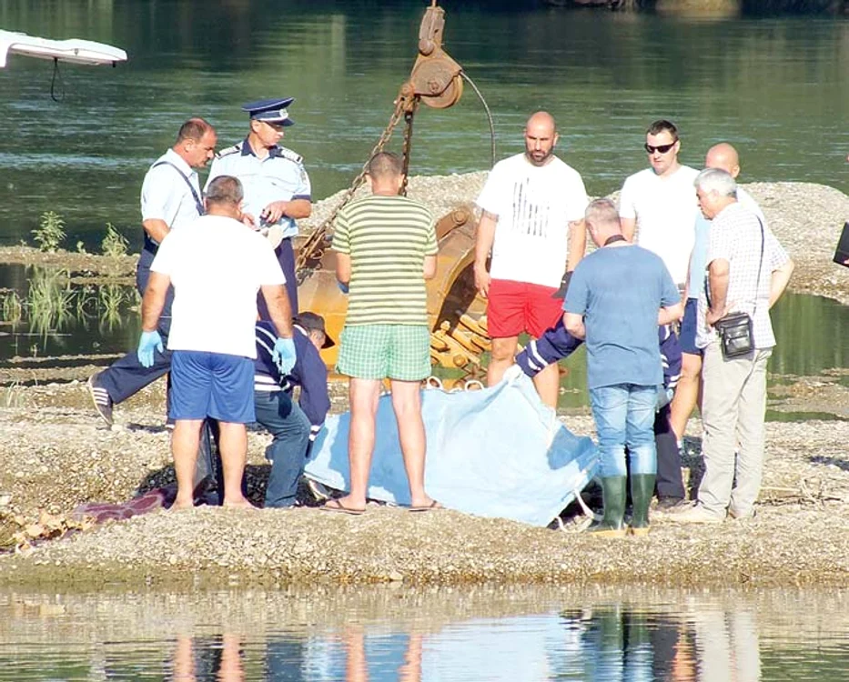 
    Mariana, fata cea mică, a fost salvată de tată din apele Siretului   