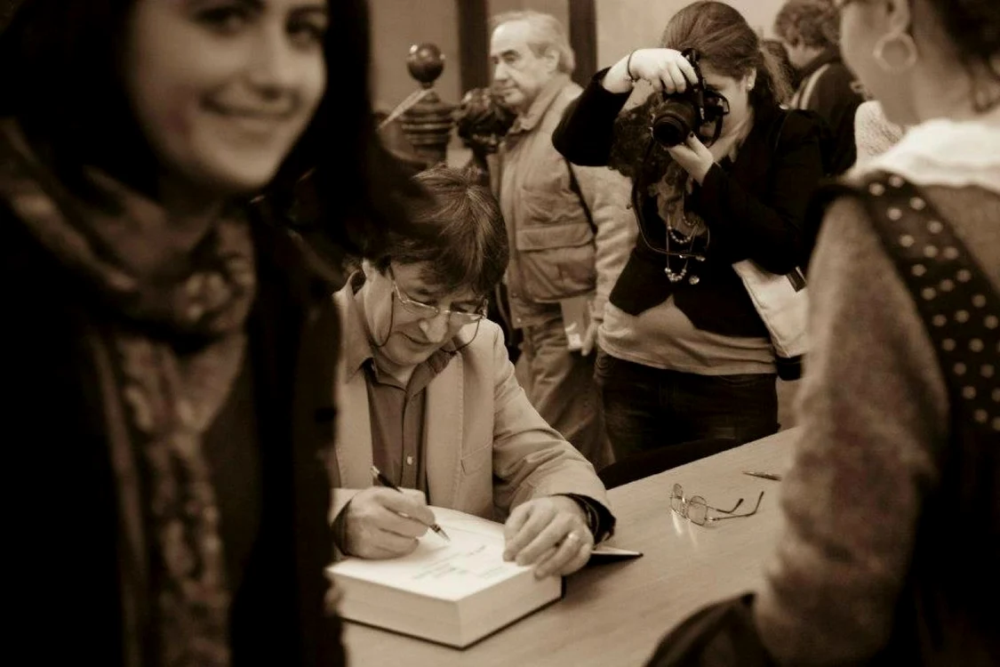 Profesorul Marian Petcu, dând autografe la lansarea enciclopediei „Istoria jurnalismului din România în date“ FOTO: pagina de Facebook a profesorului/ fotograf: Georgio Doros