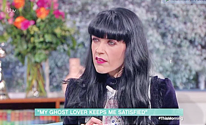 Brocarde zice că se iubește de un an cu fantoma