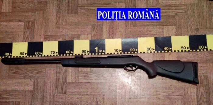 Arma de vânătoare şi cartuşele au fost confiscate de oamenii legii