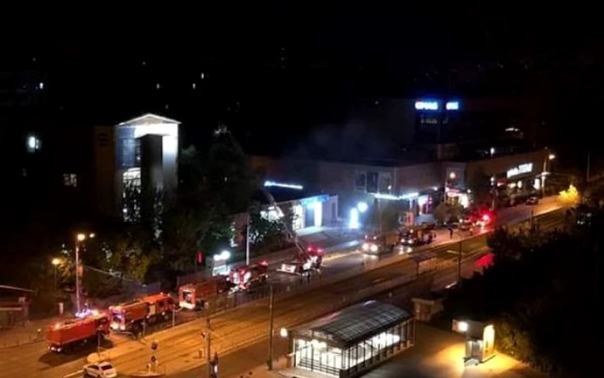
    Fațada spitalului MedLife din Titan a fost afectată de incendiufoto: ISU București  