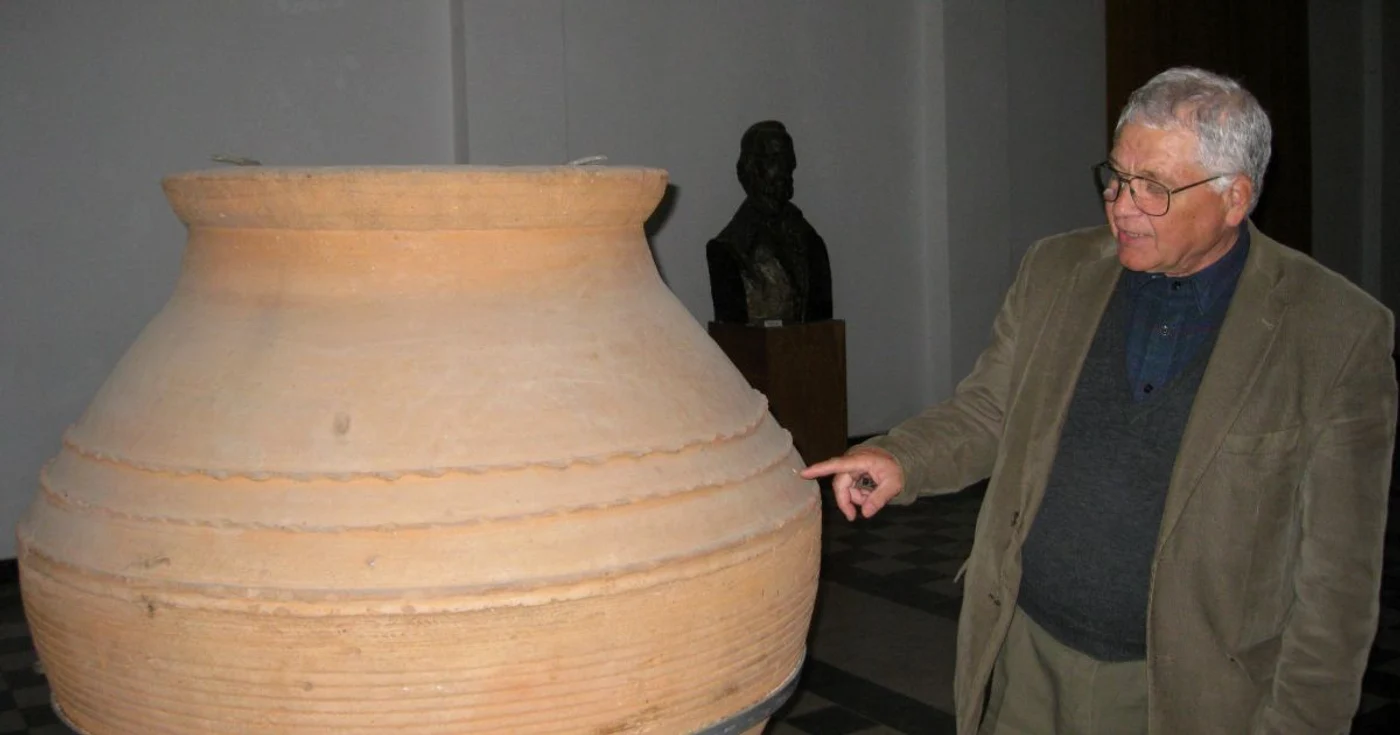 Istoricul Marius Constantinescu cu un vas găsit în pivniţe