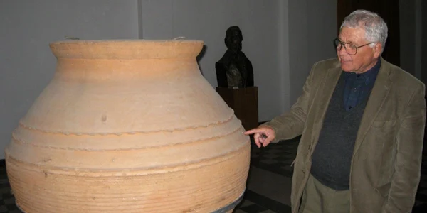 Istoricul Marius Constantinescu cu un vas găsit în pivniţe