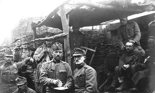 Foto sus: Soldați austro-ungari în tranșeele Primului Război Mondial (© Arhivele de Stat din Bulgaria / Wikimedia Commons)