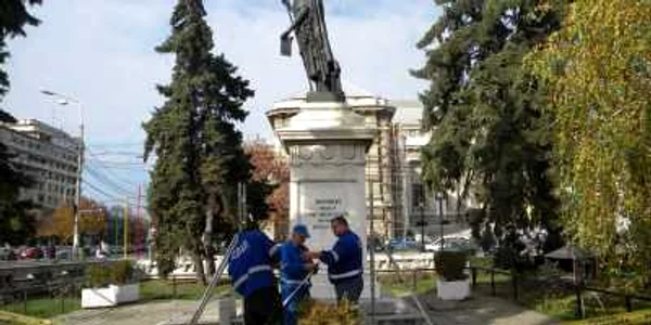 Statuia s-a înclinat periculos săptămâna trecută