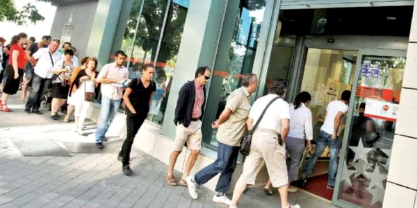 Şomerii spanioli ar putea primi indemnizaţii mai mici  