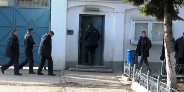 Teatru de păpăşi la Penitenciarul de Maximă Siguranţă Mărgineni