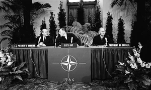 640px Minister Luns opent de NATO conferentie te Den Haag jpg