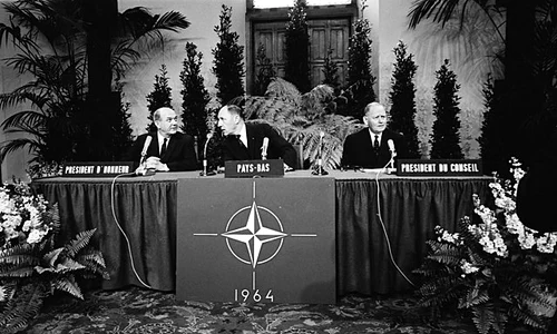 640px Minister Luns opent de NATO conferentie te Den Haag jpg