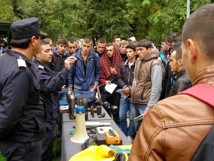 Elevii au fost învăţaţi ce să facă atunci când găsesc elemente de muniţie