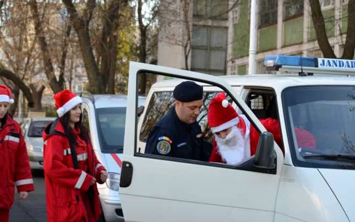 Este al treilea an în care jandarmii le fac o bucurie copiilor de la Fundaţia „Familia”. Foto: IJJ Galaţi