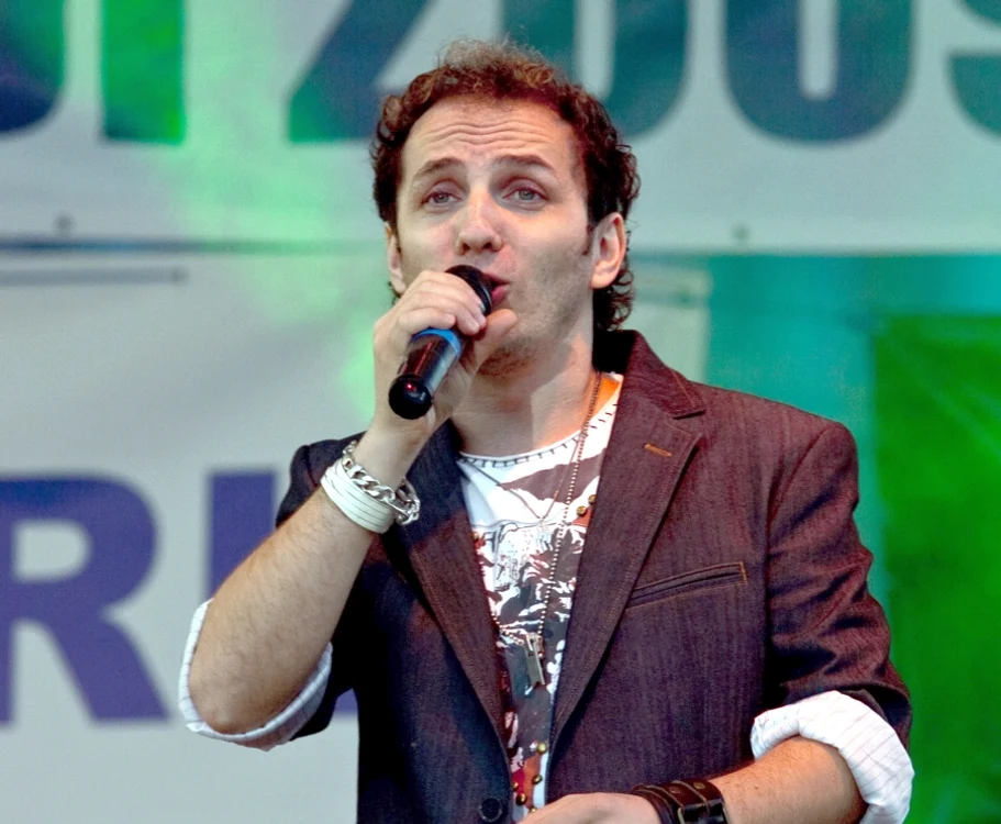 
    Mihai Trăistariu şi-a pus mari speranţa în piesa "Paradisio" pentru Eurovision 2016Foto: Mediafax  