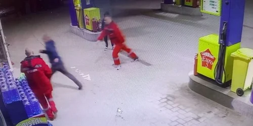 1 imagini incredibile intr o benzinarie din botosani un barbat care ameninta ca da foc unei pompe ridicat de jandarmi fotovideo jpg