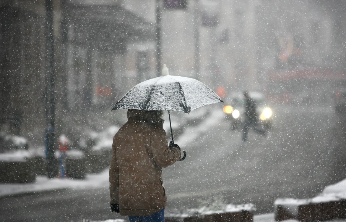
    Meteorologii anunță averse de ninsoare cu descărcări electrice pentru următoarele ore, în Bucureștifoto: Shutterstock  