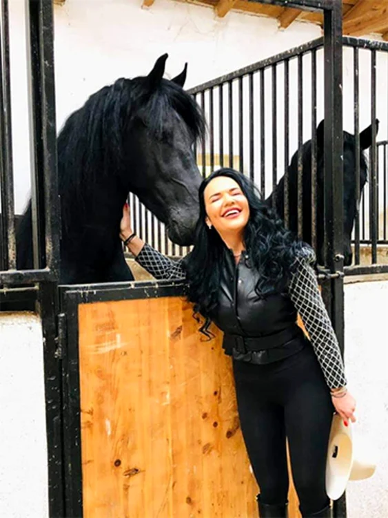 
    Pentru orele de călărie, Ioana și-a cumpărat costum special  