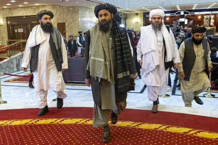 Abdul Ghani Baradar (centru), lider al talibanilor, venind la o rundă de negocieri la Doha FOTO EPA-EFE