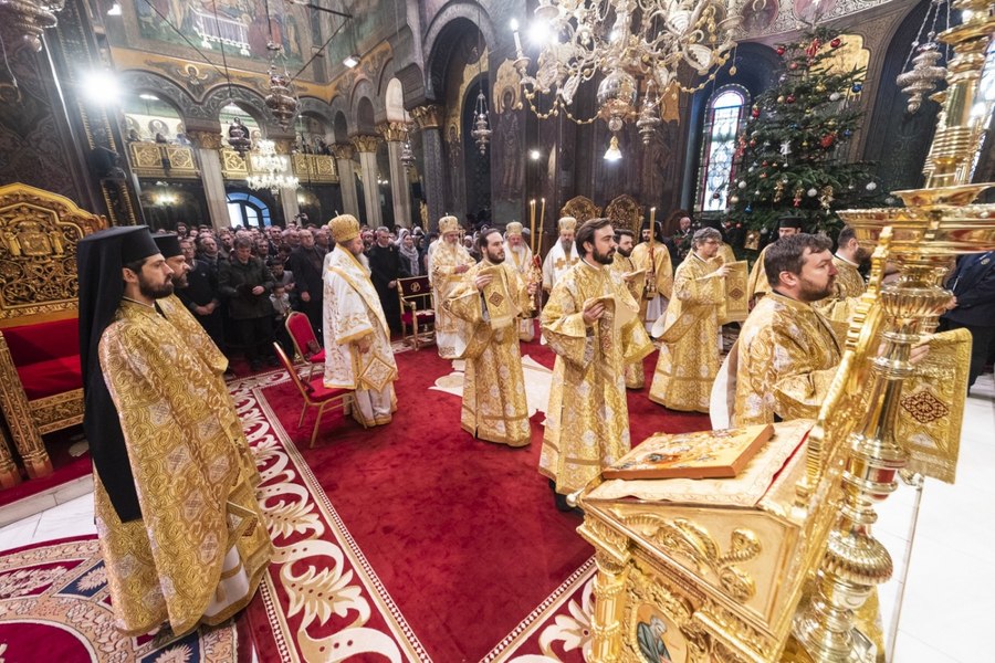 Slujbă specială de Anul Nou în bisericile din România. Credincioșii merg în seara de Revelion să ia binecuvântare pentru 2024 VIDEO