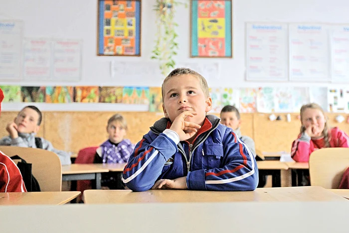 
    Elevii vor fi dezamăgiţi când vor găsi luni băncile goale  