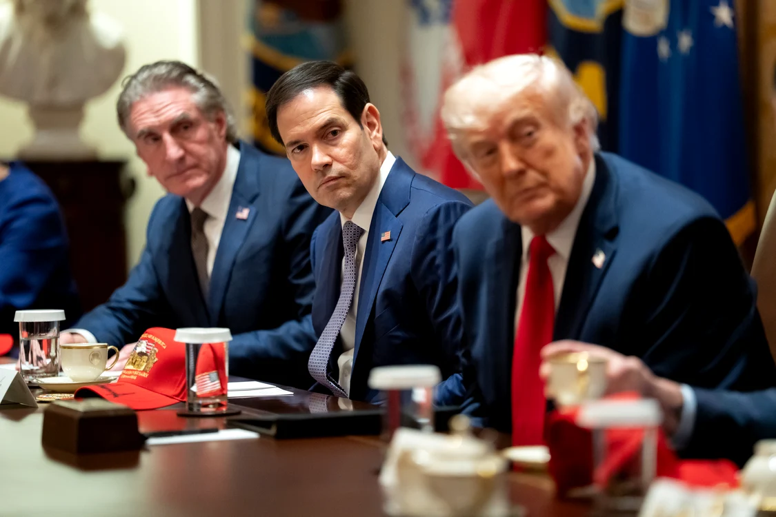 Secretarul de stat Marco Rubio și președintele Donald Trump la o ședință oficială