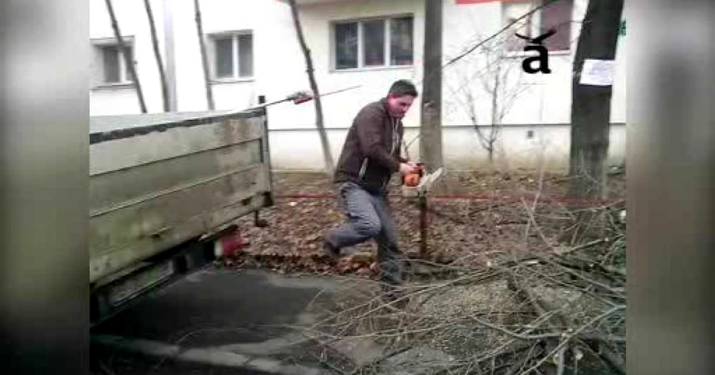 Bărbatul din imagini i-a alergat pe hingherii ASPA cu drujba FOTO captură video