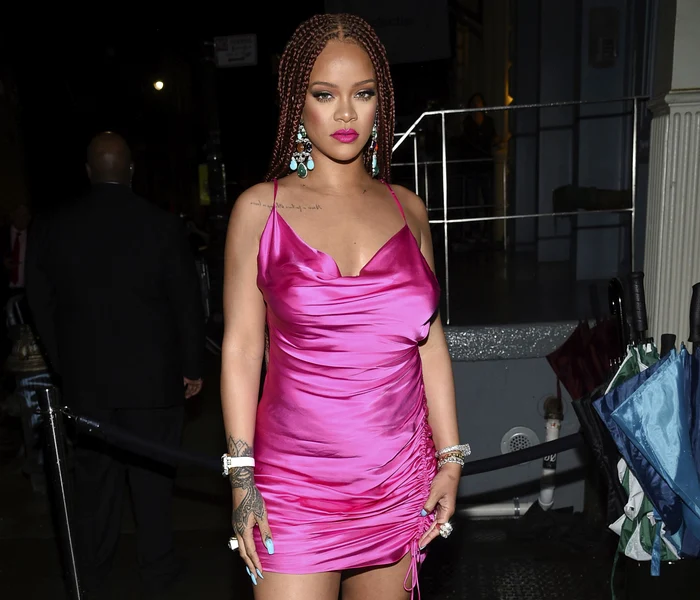 Rihanna, îmbrăcată într-o rochie roz