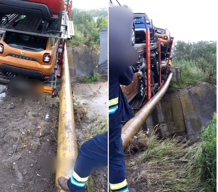 TIR plin cu maşini oprit de o conductă de gaze pentru a nu pica în râpă pe şoseaua de centură a staţiunii Călimăneşti - Vâlcea pe Valea Oltului Foto Adevărul