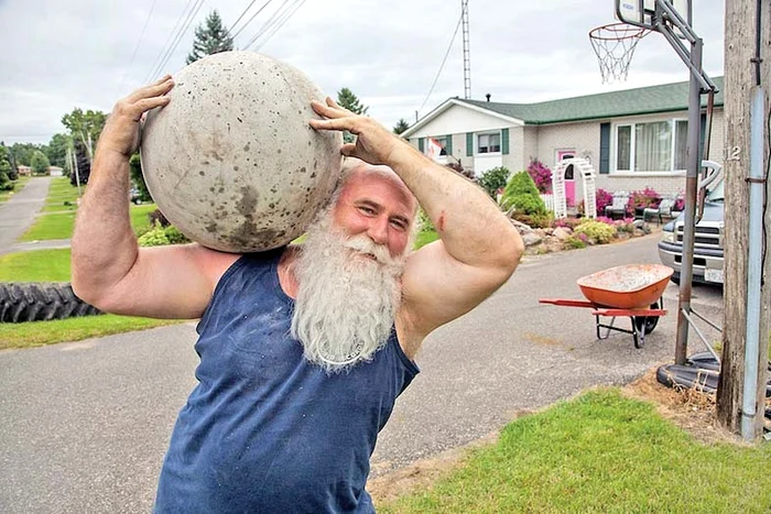 A ridicat o greutate de 500 de kilograme pe umeri