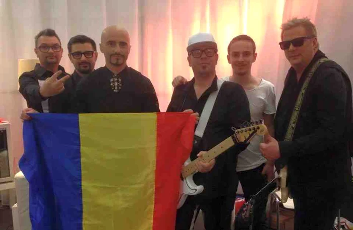 Eurovision 2015: Călin Goia şi colegii din Voltaj, înainte de a urca pe scenă în finală. Andrei Leonte (tricou alb) i-a susţinutFoto: arhiva personală