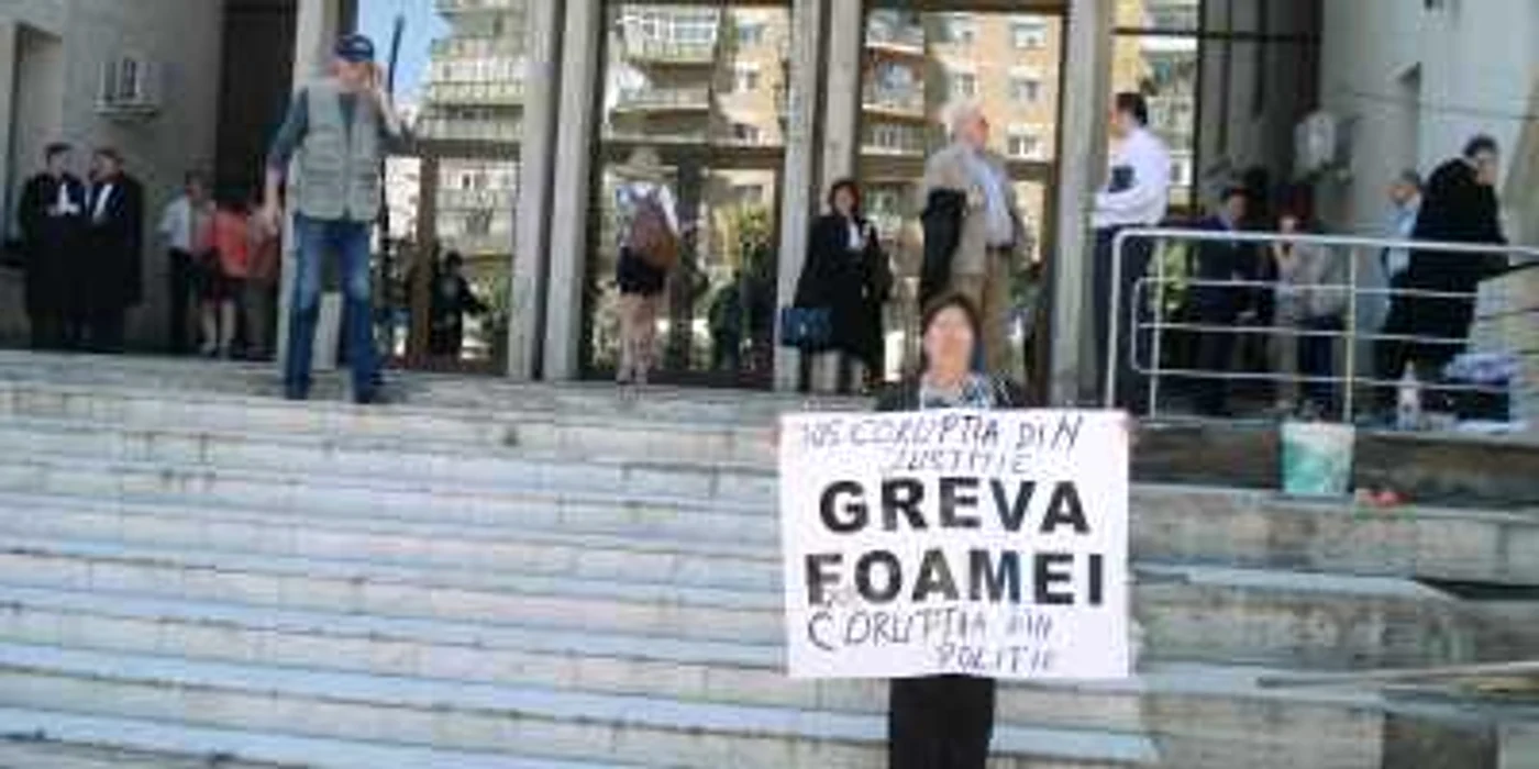 Elena Solonaru a protestat în faţa Palatului de Justiţie