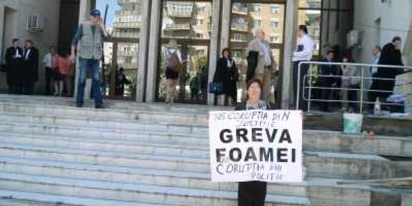 Elena Solonaru a protestat în faţa Palatului de Justiţie