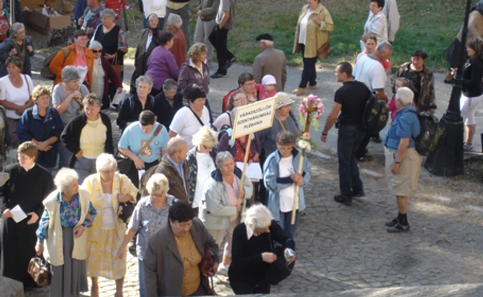 Sute de credincioşi au început sărbătorile în pelerinaj, la mănăstiri