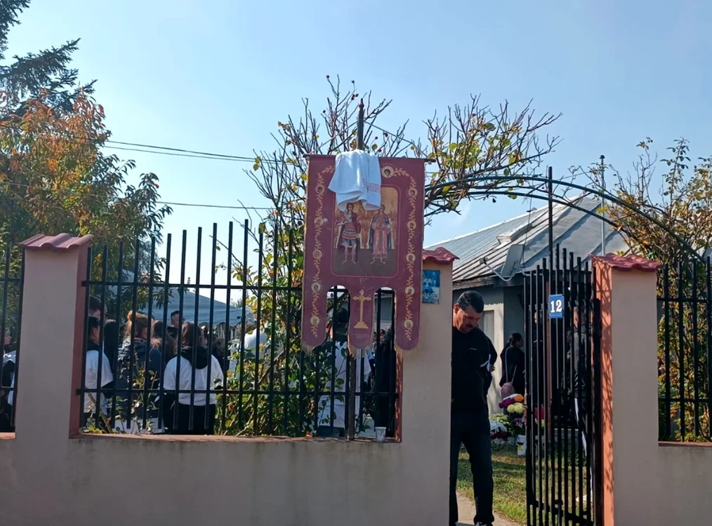 Sute de oameni au venit să-i aducă Mirelei un ultim omagiu. FOTO: Click!