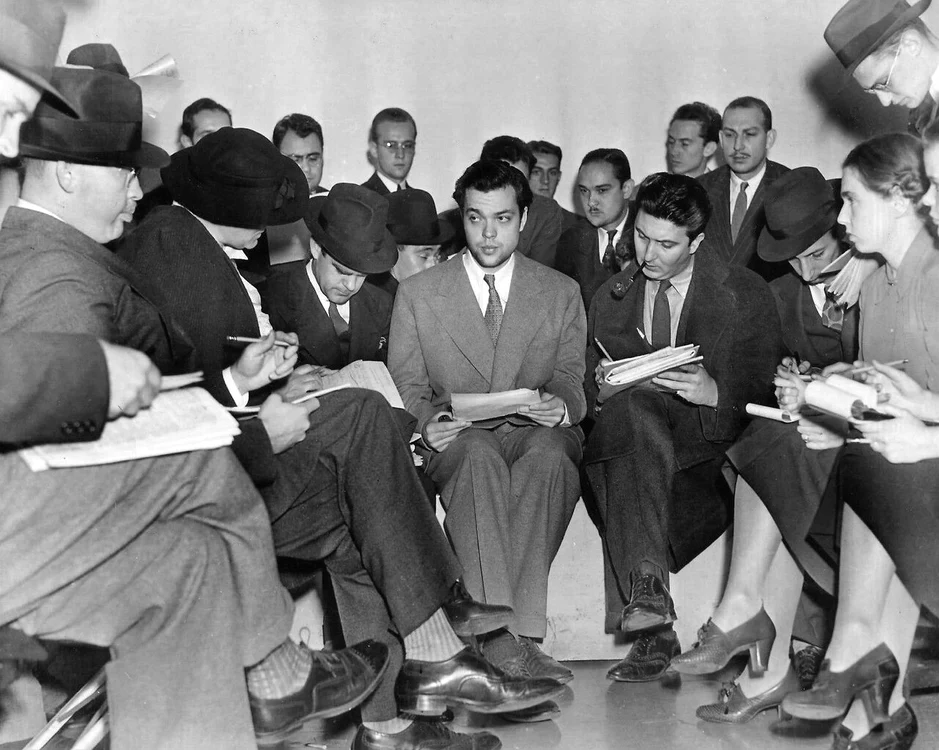 Orson Welles răspunde la întrebările reporterilor (31 octombrie 1938)