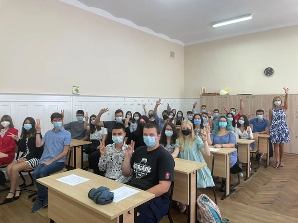 
    Carmen Iohannis, alături de elevii săi, la deschiderea noului an școlarSursa foto: Facebook/Carmen Iohannis  
