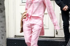 Victoria Beckham et son fils Romeo sont allés faire du shopping chez "What Goes Around Comes Around" dans le quartier de Soho à New York jpeg