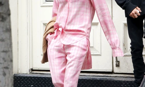 Victoria Beckham et son fils Romeo sont allés faire du shopping chez "What Goes Around Comes Around" dans le quartier de Soho à New York jpeg