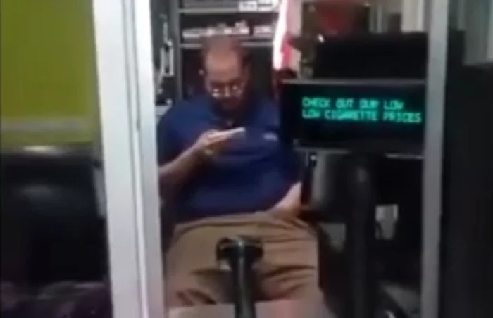 Angajatul de la magazin lucra în tura de noapte şi era probabil prea obosit că cineva îl filmeazăcaptură video