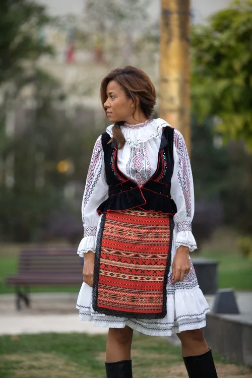 Nadine a pozat în costum popular pentru Dorin Negrău. (Foto: Cătălin Mihai)