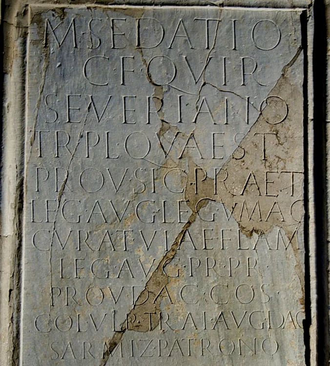 5 mai mic Inscriptie Sedatius Severianus, guvernatorul provinciei Dacia superior 2 jpg jpeg