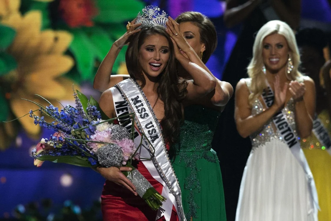 Nia Sanchez a fost încoronată de fosta deţinătoare a titlului Miss SUA FOTO Reuters